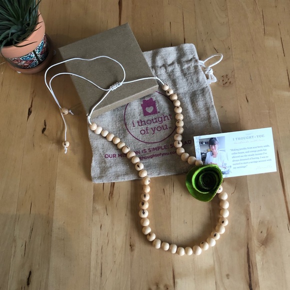 💚 Rose with Açaí Berry Bead Necklace - Picture 3 of 5